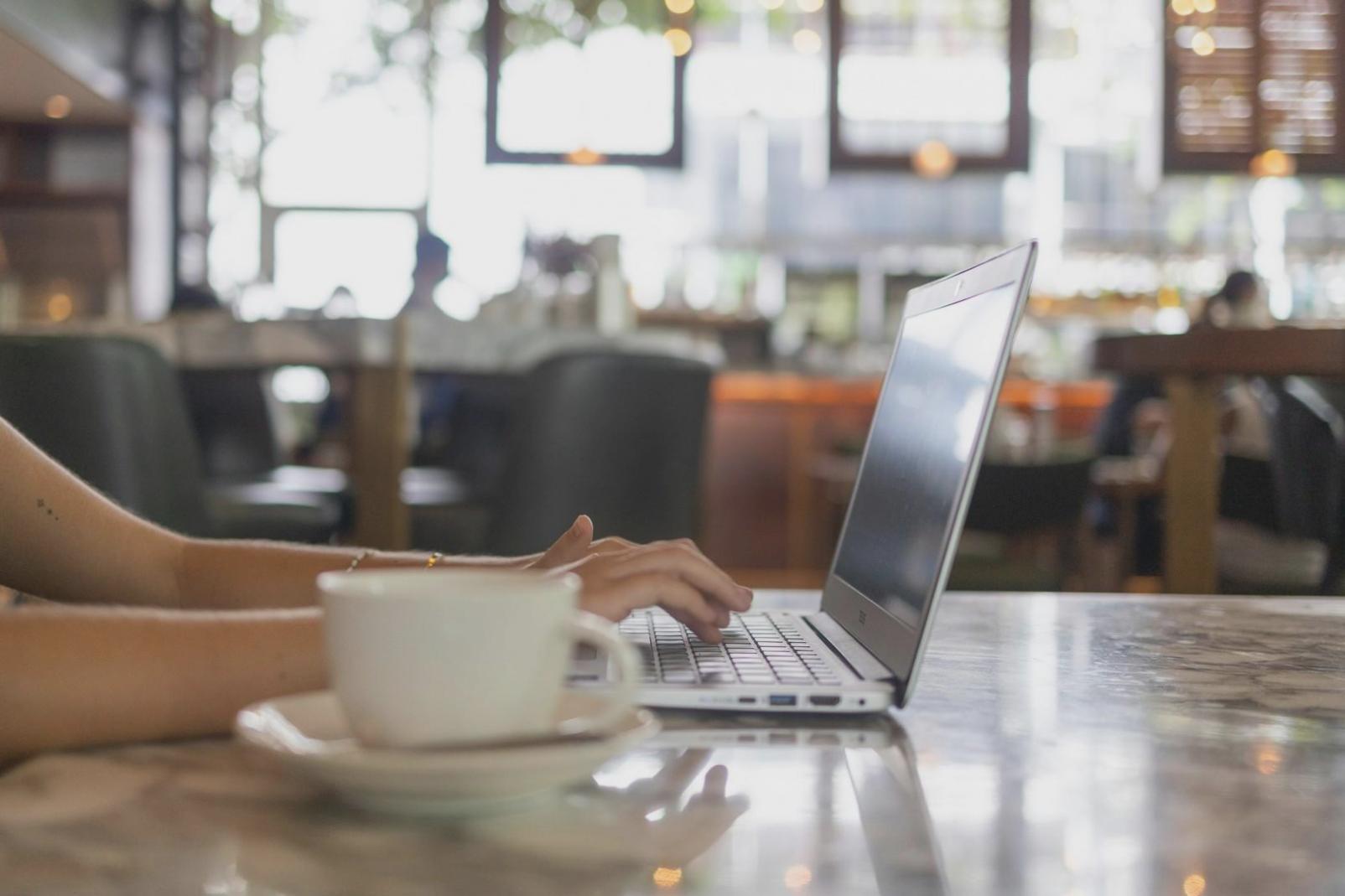 Espace de travail avec ordinateur et tableur financier ouvert