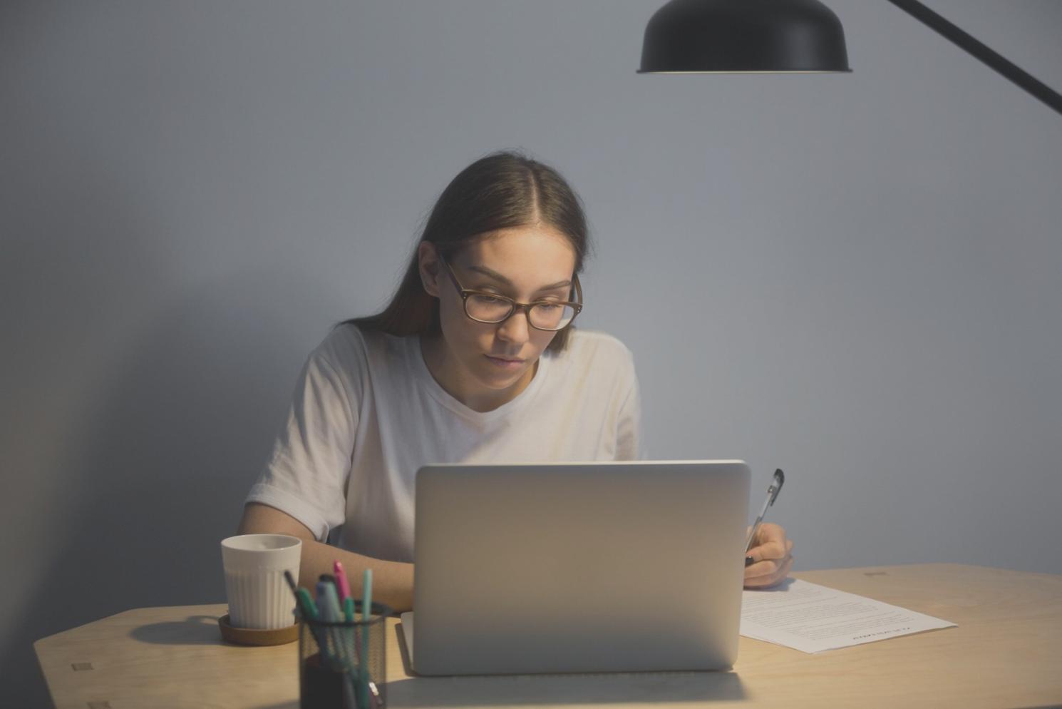 Interface de tableur avec formules et graphiques financiers